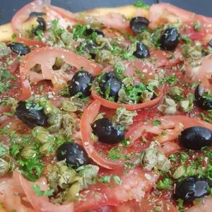 paesana oignon tomate capre olives